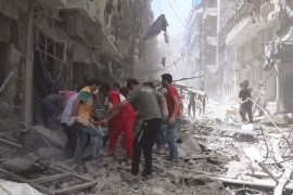 مسعفون يحمل أحد ضحايا الغارات السورية والروسية على حلب