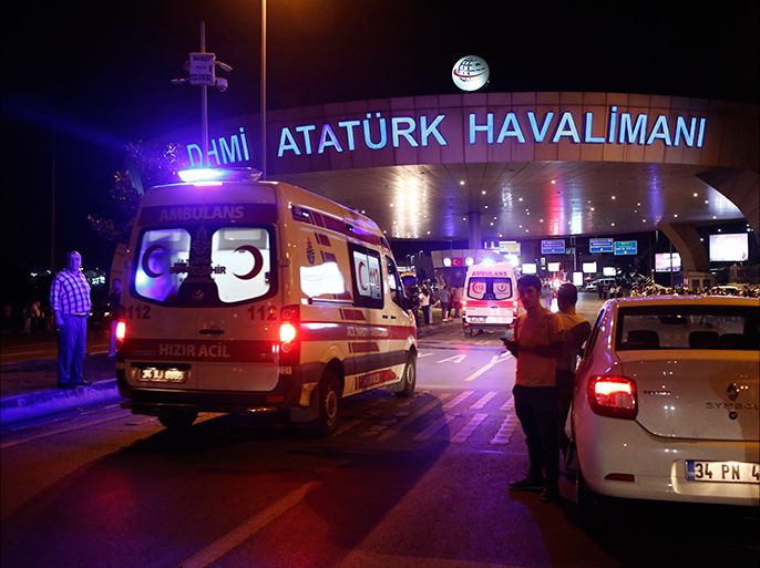 epa05396878 Turkish police block the road after an suicide bomb attack at Ataturk Airport in Istanbul, Turkey, 28 June 2016. At least 10 people were killed in two separate explosions that hit Ataturk Airport. EPA/SEDAT SUNA