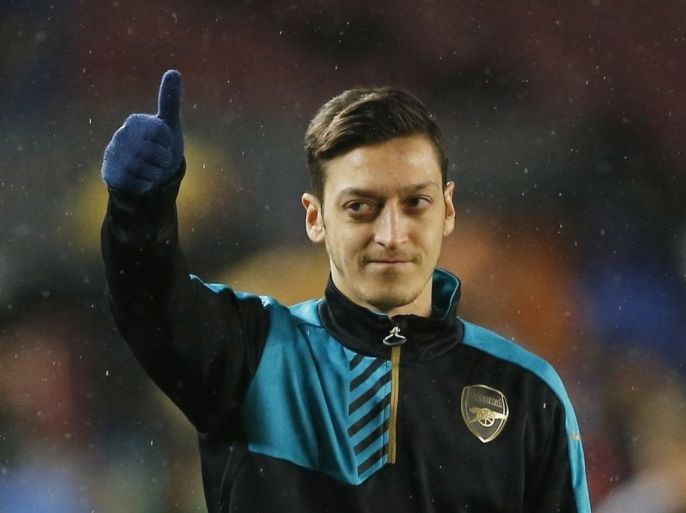 Football Soccer - FC Barcelona v Arsenal - UEFA Champions League Round of 16 Second Leg - The Nou Camp, Barcelona, Spain - 16/3/16 Arsenal's Mesut Ozil warms up ahead of the match Action Images via Reuters / Carl Recine Livepic EDITORIAL USE ONLY.