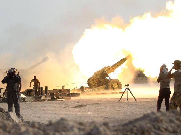 Iraqi security forces and Shi'ite fighters fire artillery towards Islamic State militants near Falluja, Iraq, June 1, 2016. REUTERS/Alaa Al-Marjani
