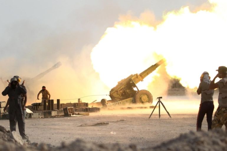 Iraqi security forces and Shi'ite fighters fire artillery towards Islamic State militants near Falluja, Iraq, June 1, 2016. REUTERS/Alaa Al-Marjani