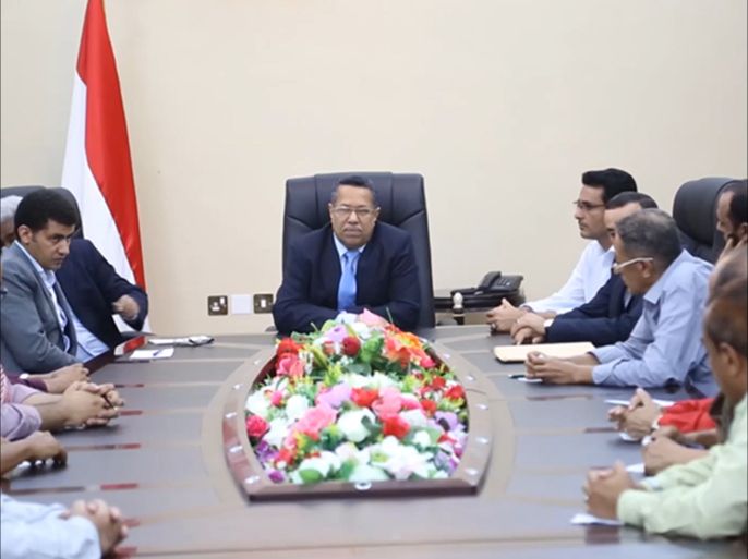رئيس الوزراء اليمني أحمد بن دغر خلال اجتماعه مع ممثلي فصائل الحراك الجنوبي في عدن جنوبي اليمن