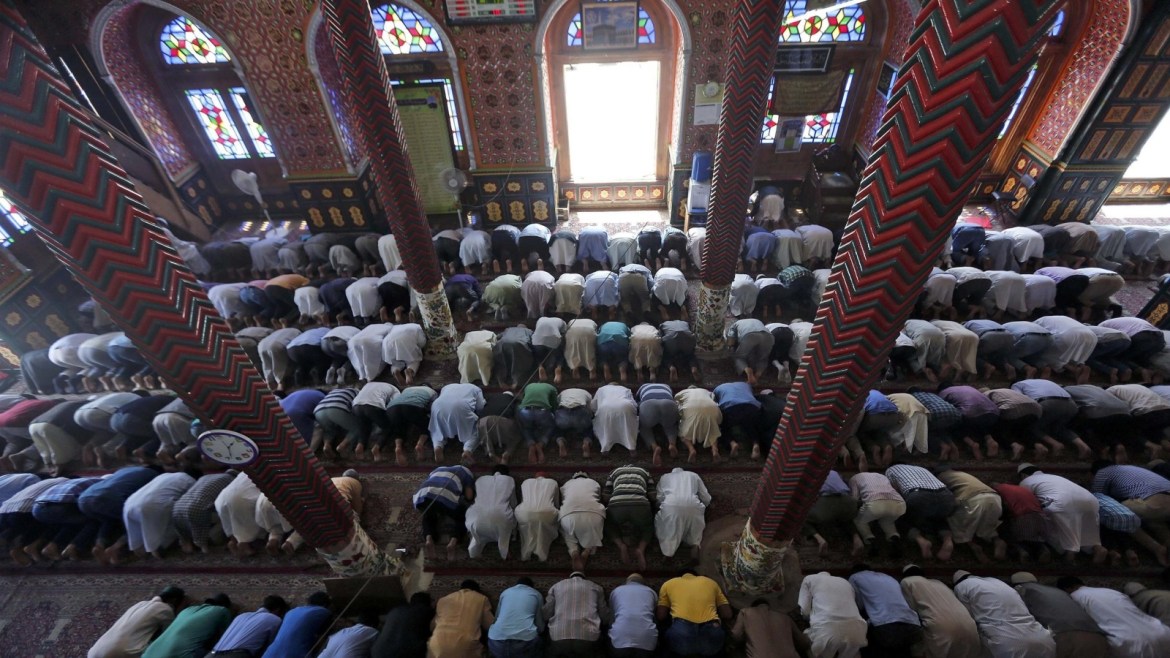 Muslim men offer prayers at the shrine of Sheikh Abdul Qadir Jeelani, a Sufi saint, during the holy fasting month of Ramadan in Srinagar June 7, 2016.  REUTERS/Danish Ismail