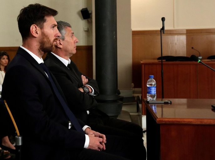 Barcelona's Argentine soccer player Lionel Messi (L) sits in court with his father Jorge Horacio Messi during their trial for tax fraud in Barcelona, Spain, June 2, 2016. REUTERS/Alberto Estevez/POOL