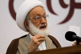 Bahrain's leading Shi'ite cleric Isa Qassim gives a rare speech as a translator is seen behind him at Saar Mosque, west of Manama, Bahrain February 10, 2012. Bahrain has stripped the spiritual leader of the kingdom's Shi'ite Muslim majority of his citizenship, state news agency BNA reported on June 20, 2016. REUTERS/Hamad I Mohammed/File Photo