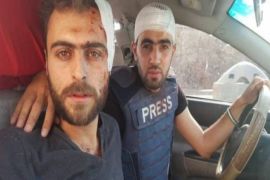 الناشط الإعلامي هادي العبد الله (يمين) والمصور خالد العيسى عقب إصابتهما في قصف جوي بمدينة حلب