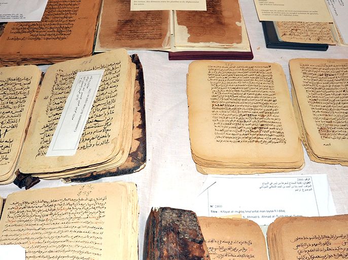 مجموعة من المخطوطات في معهد أحمد بابا للعلوم باماكو 6-6-2016 الجزيرة نت[1]