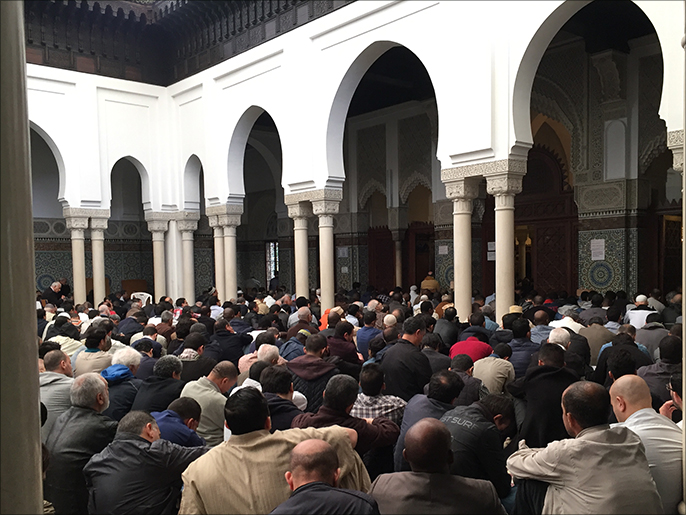 ‪‬ ساحات مسجد باريس تضيق بالمصلين يوم الجمعة(الجزيرة)