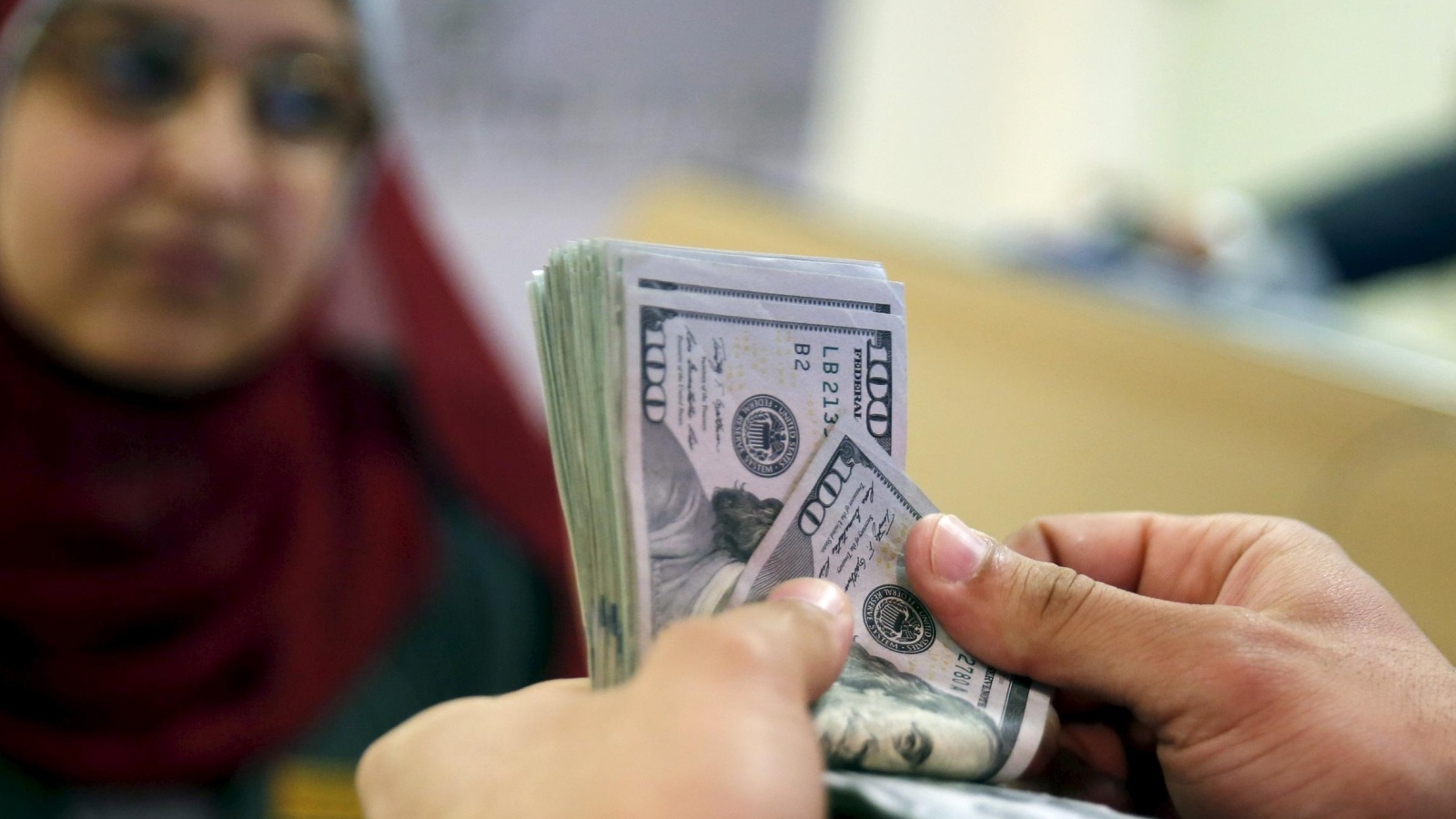 ‪)‬ مع ارتفاع التضخم يزيد إقبال المصريين على الدولرة (