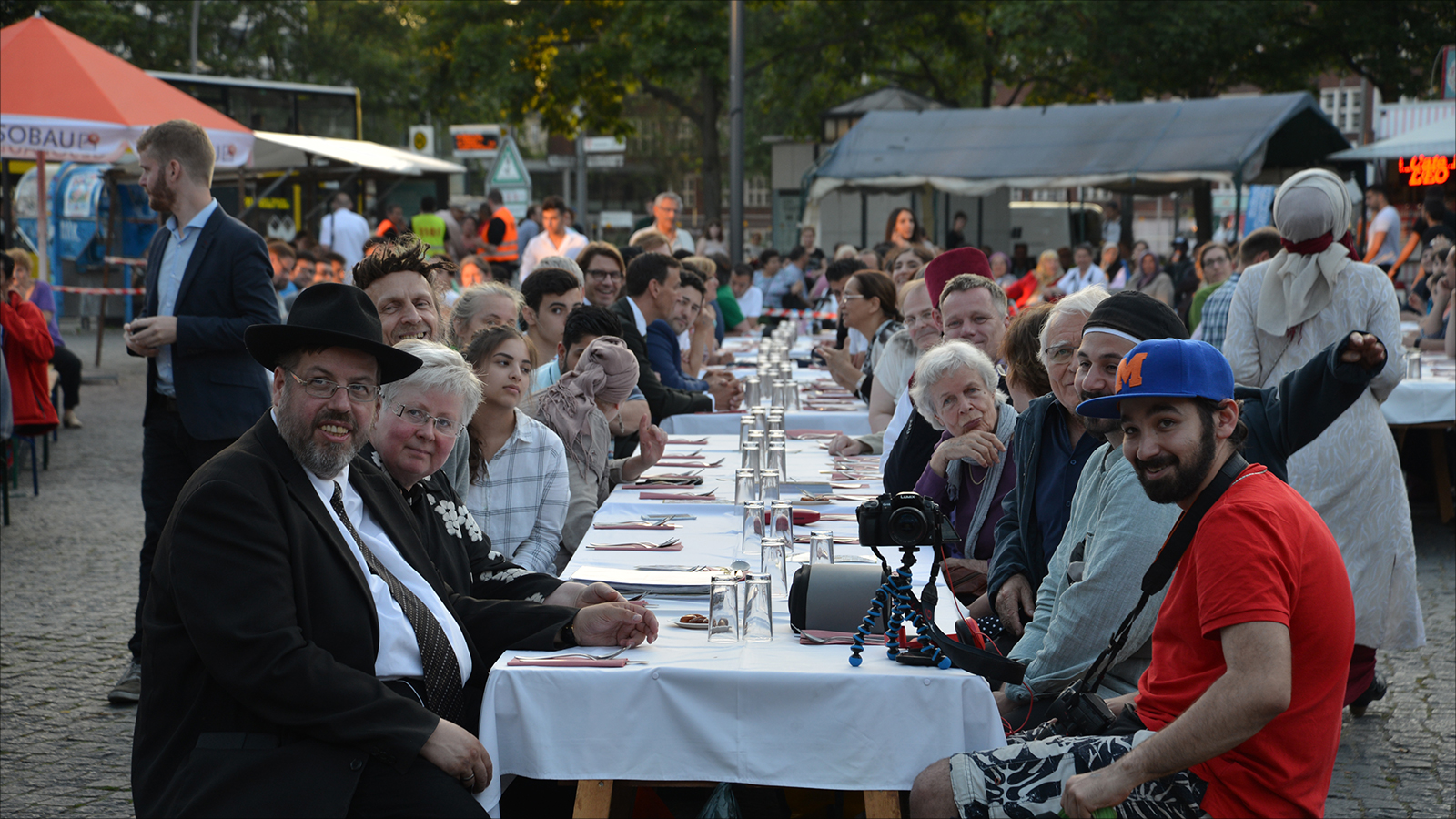 ‪ممثلون للجالية اليهودية حرصوا على مشاركة جيرانهم المسلمين مائدة الإفطار الرمضاني‬ (الجزيرة نت )
