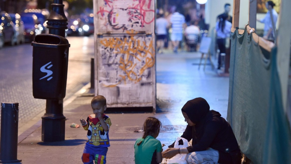 A Syrian woman and her two children eat Iftar, the meal taken after sunset prayers to break the fast during the Muslim holy fasting month of Ramadan, in Beirut, Lebanon, 07 June 2016. Muslims around the world celebrate the holy month of Ramadan by praying during the night time and abstaining from eating and drinking during the period between sunrise and sunset.