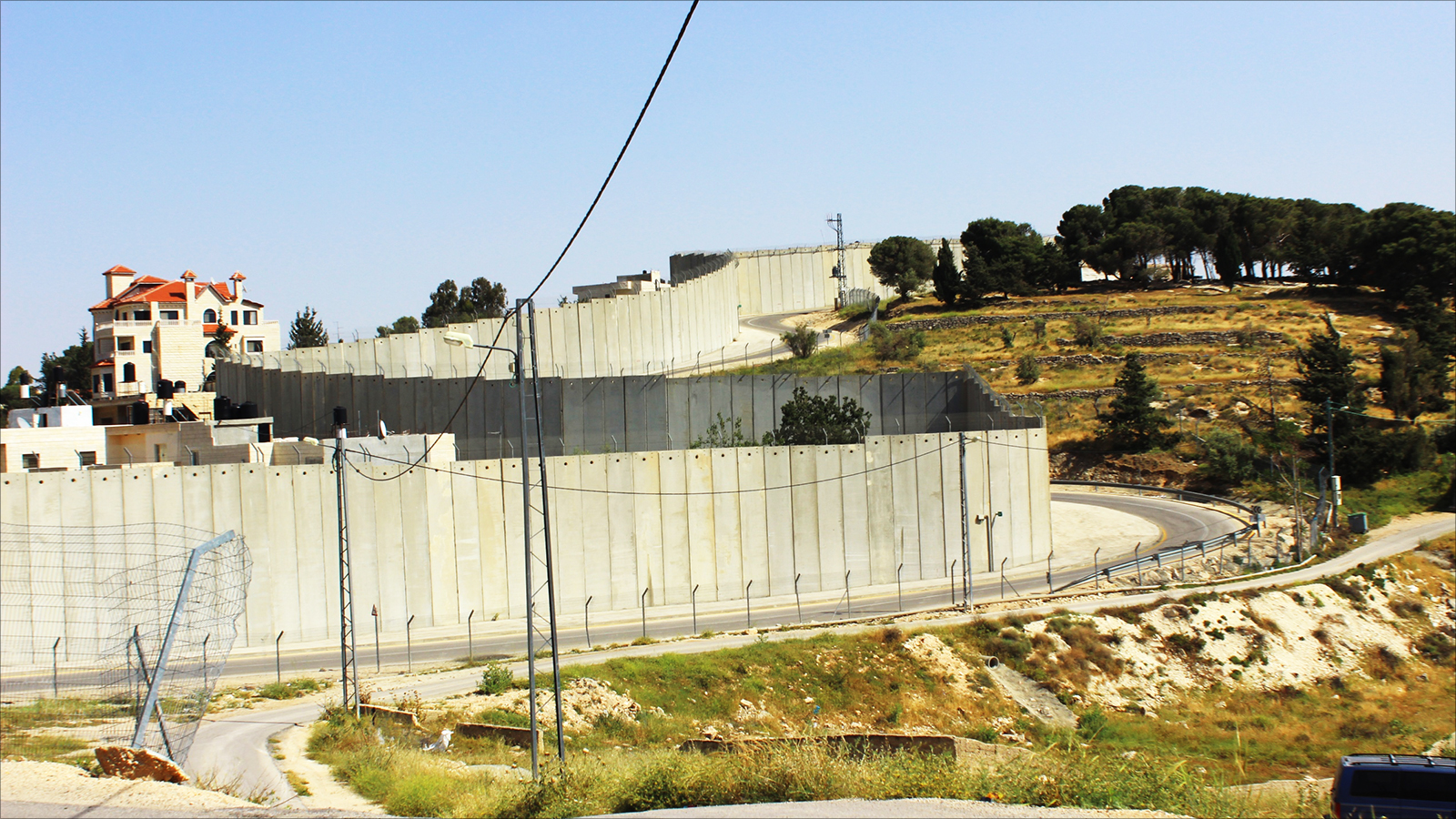 ‪مقطع من الجدار العازل الذي يفصل بلدة أبو ديس عن القدس‬ (الجزيرة)