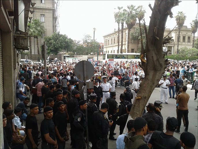 الشرطة تحمي المتظاهرين المؤيدين للسيسي بينما تقمع غيرهم (الجزيرة نت)