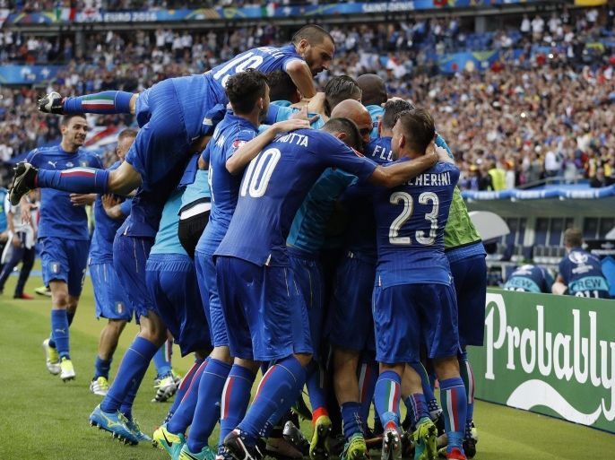 Football Soccer - Italy v Spain - EURO 2016 - Round of 16 - Stade de France, Saint-Denis near Paris, France - 27/6/16 Italy's Graziano Pelle celebrates with teammates after scoring their second goal REUTERS/Darren Staples Livepic