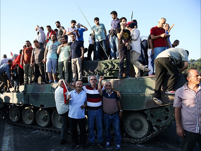 عشرات الجنود ممن أغلقو جسر البوسفور بإسطنبول يسلمون أنفسهم للشرطة