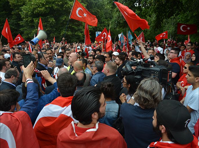 أتراك برلين تظاهروا لليوم الثاني أمام سفارتهم تأييداا لرئيسهم أردوغان ورفضا للإنقلاب الفاشل. الجزيرة نت.