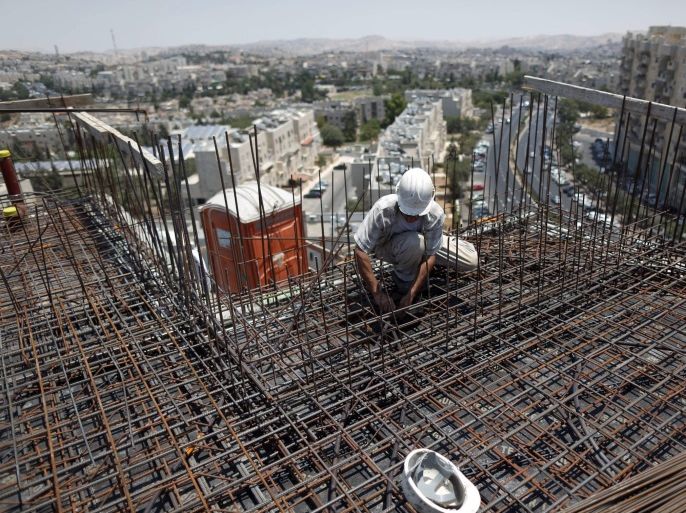 A Palestinian worker is seen at a construction site for a new housing unit in the east Jerusalem neighbourhood of Gilo, Israel, 21 July 2013. US Secretary of State John Kerry on 19 July had announced that Israeli Prime Minister Benjamin Netanyahu and Palestinian President Mahmoud Abbas had agreed to resume peace negotations, which broke off in 2010 amid a lingering stalemate. Netanyahu promised 21 July to negotiate honestly with the Palestinians with a two-state soluti