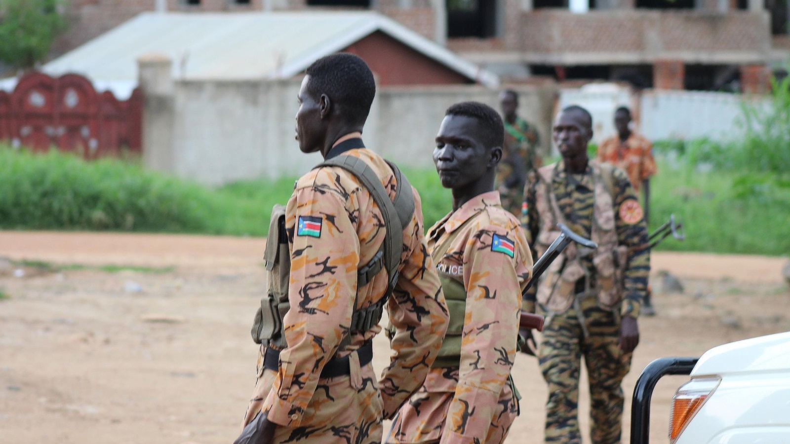 ‪عناصر من جيش جنوب السودان وسط مدينة جوبا‬ عناصر من جيش جنوب السودان وسط مدينة جوبا (رويترز)