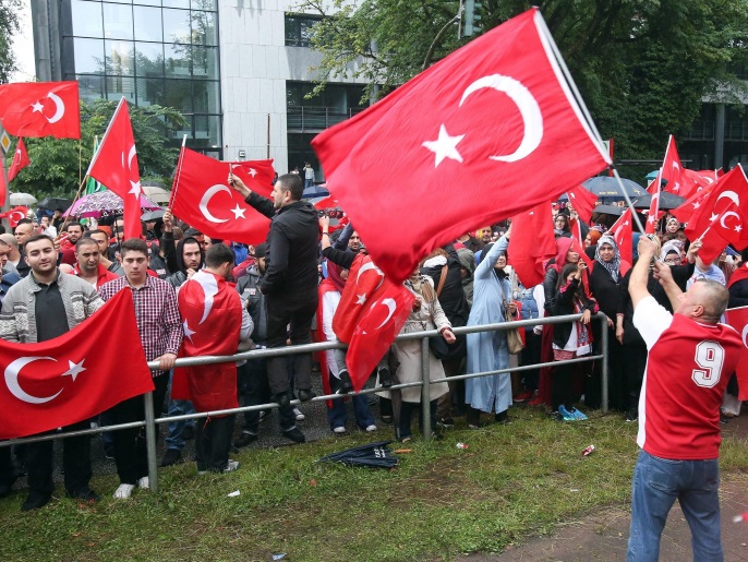 متظاهرون يتجمعون أمام القنصلية التركية في هامبورغ الألمانية (الأوروبية)