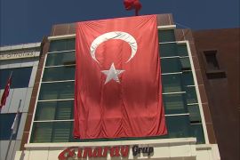 إقبال كثيف في تركيا على اقتناء الأعلام