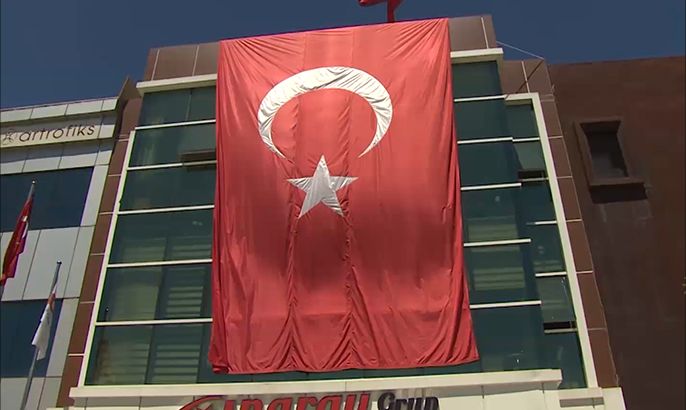 إقبال كثيف في تركيا على اقتناء الأعلام