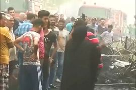 أهالي الكرادة يتظاهرون في موقع التفجير