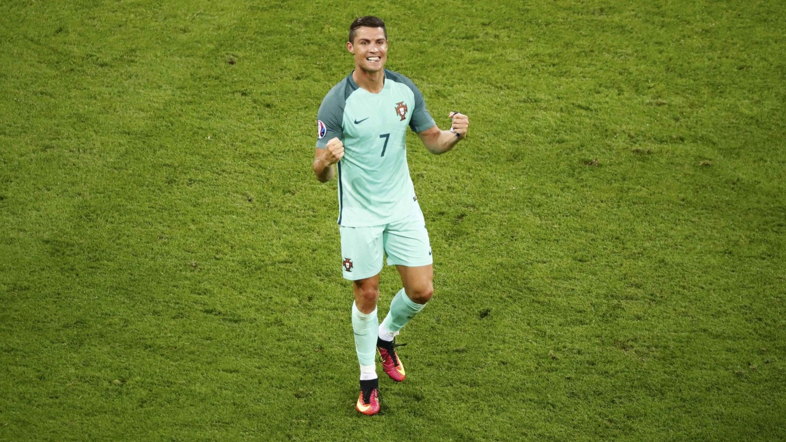 ‪رونالدو أسهم بشكل فعال في فوز البرتغال على ويلز وبلوغ نهائي أمم أوروبا‬ (رويترز)