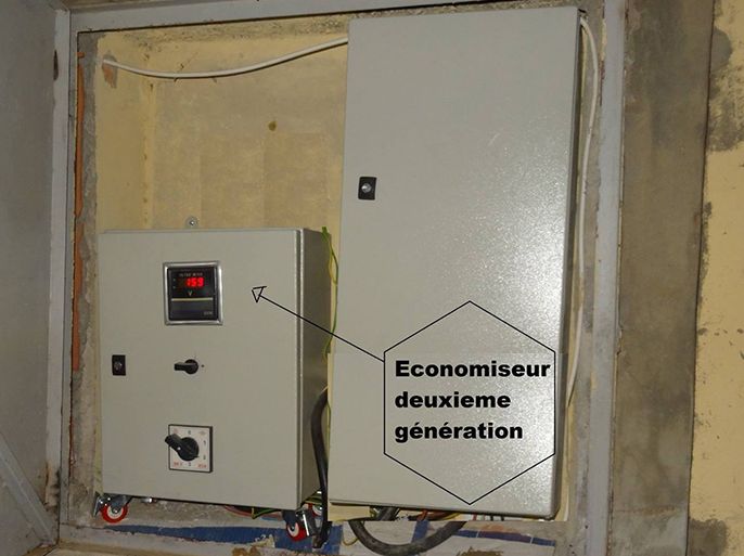 جهاز اقتصاد الطاقة للمبتكر الجزائري عبد الحليم سوكي مثبت على جدران مصدر الصور عبد الحليم سوكي