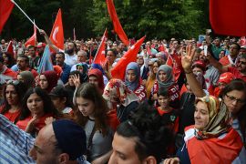 ألاف الأتراك تظاهروا بساعة متأخرة من ليلة السبت وعصر اليوم نفسه ببرلين ومدن ألمانية مختلفة تنديدا بالإنقلاب. الجزيرة نت.