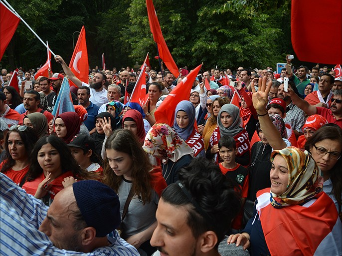 ألاف الأتراك تظاهروا بساعة متأخرة من ليلة السبت وعصر اليوم نفسه ببرلين ومدن ألمانية مختلفة تنديدا بالإنقلاب. الجزيرة نت.