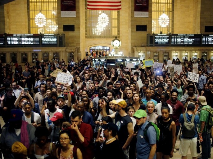 People go into Grand Central Station while they take part in a protest against the killing of Alton Sterling, Philando Castile and in support of Black Lives Matter during a march along Manhattan's streets in New York July 8, 2016. REUTERS/Eduardo Munoz