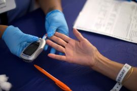 A person receives a test for diabetes during Care Harbor LA free medical clinic in Los Angeles, California September 11, 2014. REUTERS/Mario Anzuoni/File Photo