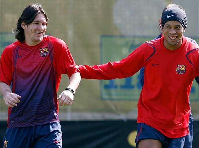 epa00987214 FC Barcelona team's players Argentinian Leo Messi (L) and Brazilian Ronaldinho (R) smile as they attend a team's training session, 19 April 2007, in Barcelona, northeastern Spain. Barcelona defeated Getafe team 5-2 in a King's Cup match which was played on 18 April at Nou Camp stadium in Barcelona. EPA/TONI ALBIR