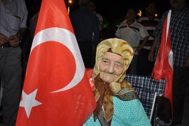 عمرها 113 عامًا..معمرة تركية تشارك في مظاهرات "صون الديمقراطية" الرافضة للانقلاب