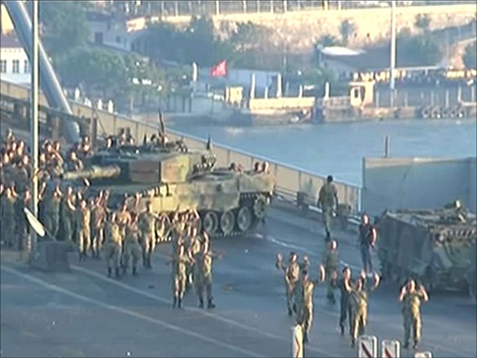 أردوغان يؤكد على تطهير الجيش التركي من الانقلابيين ويدعو القادة العسكريين فيه إلى الوقوف مع الشرعية