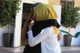 الطالبة هبة حجازي تشارك صديقتها فرحة النجاح.هبة أصلان.الجزيرة نت