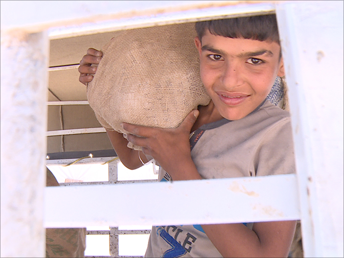 أطفال سوريون عائدون من العمل (الجزيرة)