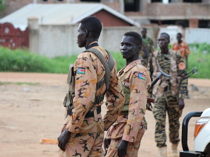 South Sudanese policemen and soldiers stand guard along a street following renewed fighting in South Sudan's capital Juba, July 10, 2016. REUTERS/Stringer FOR EDITORIAL USE ONLY. NO RESALES. NO ARCHIVES.