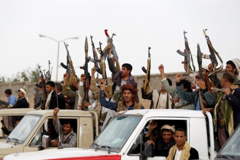 Houthi fighters hold up their weapons as they attend a tribal gathering in Sanaa, Yemen June 20, 2016. REUTERS/Khaled Abdullah