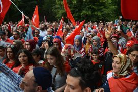 أتراك برلين تظاهروا لليوم الثاني أمام سفارتهم تأييداا لرئيسهم أردوغان ورفضا للإنقلاب الفاشل. الجزيرة نت