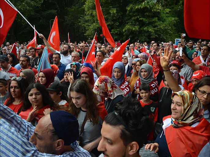 أتراك برلين تظاهروا لليوم الثاني أمام سفارتهم تأييداا لرئيسهم أردوغان ورفضا للإنقلاب الفاشل. الجزيرة نت