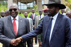 South Sudan President Salva Kiir (R) shakes hands with former rebel leader and First Vice-President Riek Machar (L) after a new unity government was sworn-in, Juba, South Sudan, 29 April 2016. South Sudan President Salva Kiir named a new unity government sharing power with former rebel leader Riek Machar, ending a conflict that erupted since mid-December 2013. According to peace agreement, the interim government will govern for the next 30 months before holding general