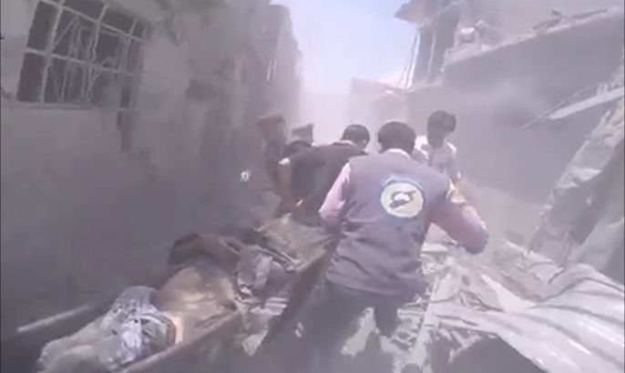 انتشال قتلى وجرحى جراء الغارات على دوما بريف دمشق