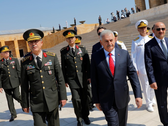 رئيس الوزراء التركي يتقدم قادة عسكريين إلى اجتماع المجلس العسكري الأعلى (رويترز)