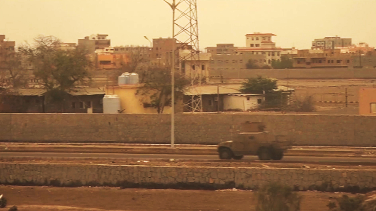 القوات الحكومية اليمنية تستعيد السيطرة على معسكر الصولبان في عدن (الجزيرة)