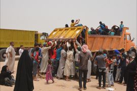 عشرات النازحين يتكدسون في شاحنة وصلت للتو إلى مخيم سايلو الحجاج .