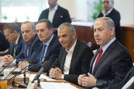 Israeli Prime Minister Benjamin Netanyahu (3rd R) attends a weekly cabinet meeting in Jerusalem June 26, 2016. REUTERS/Dan Balilty/Pool Reuters 26/06/2016