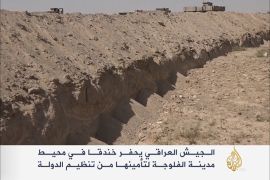 الجيش العراقي يحفر خندقا بمحيط الفلوجة