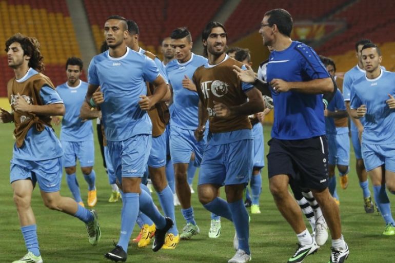 Iraq's national team jogs during training session ahead of their Asian Cup Group D soccer match against Jordan at Suncorp Stadium in Brisbane January 11, 2015. Jordan will play Iraq on Monday. REUTERS/Edgar Su (AUSTRALIA - Tags: SPORT SOCCER)