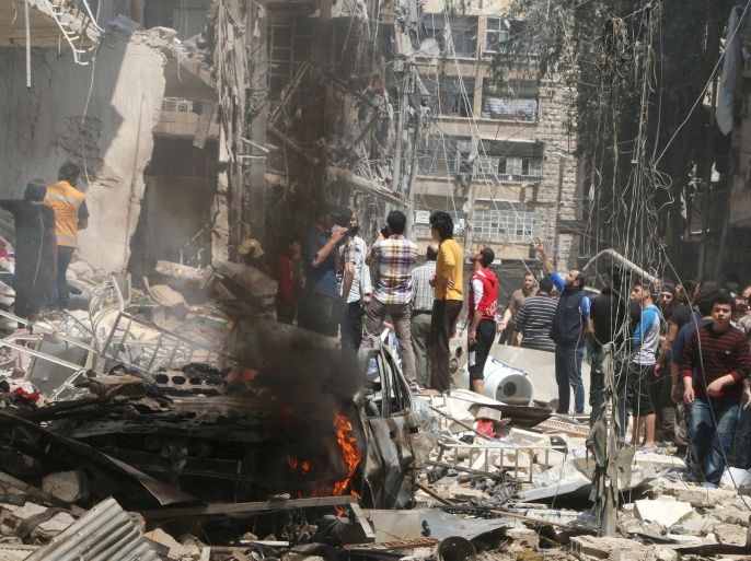 People inspect the damage at a site hit by airstrikes, in the rebel-held area of Aleppo's Bustan al-Qasr, Syria April 28, 2016. REUTERS/Abdalrhman Ismail/File Photo